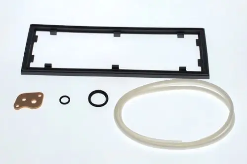 Dichtungs-Set von Bosch, bestehend aus einer schwarzen Rahmenabdeckung, zwei Dichtungsringen, einer Kupferplatte und einem flexiblen Schlauch.